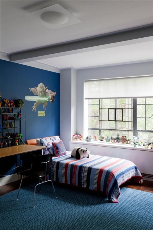 návrh škôlky s tmavomodrými stenami, nápadom na polnočnú modrú farbu a bielym stropom s dreveným nábytkom