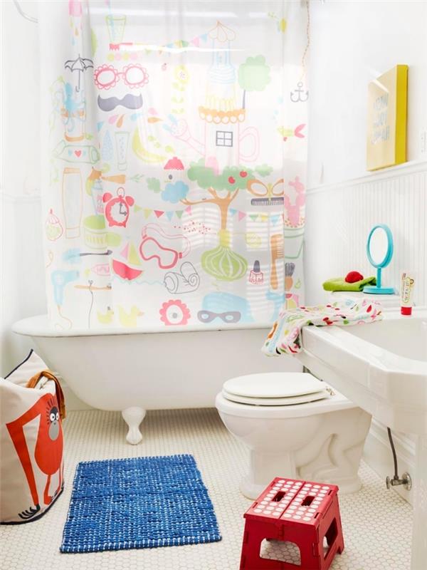 litet utrymme barns badrumsinredning, liten vit badrumslayout med färgglada tillbehör