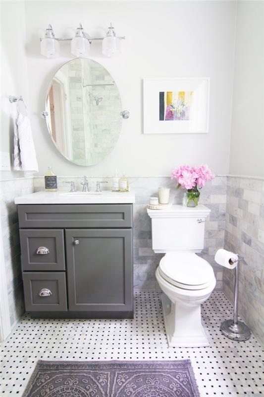 príklad rozloženia toalety v celkom bielom vzhľade so sivou umývadlovou skrinkou, nápad na výzdobu toalety s ružovými akcentmi