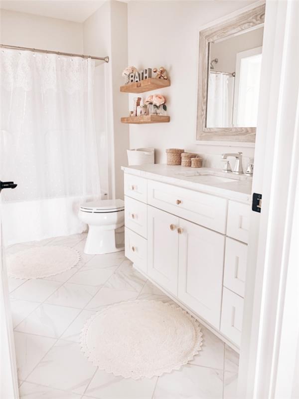 biela farba na toaletu zdobená drevenými akcentmi, minimalistický dizajn toalety s drevenými predmetmi a rastlinným vláknom