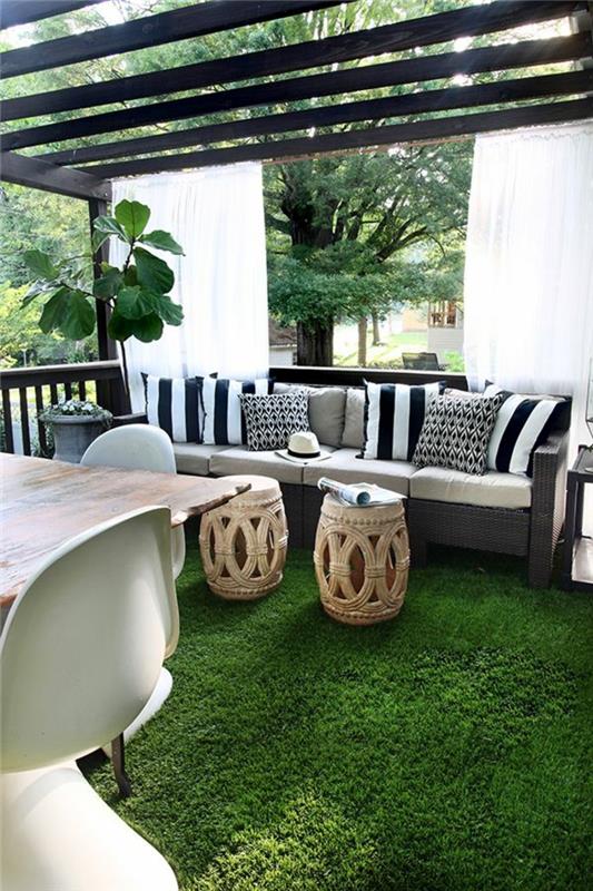 syntetický trávnik-koberec-zelená-pohovka-béžová-vankúše-biela-čierna-s-pruhmi