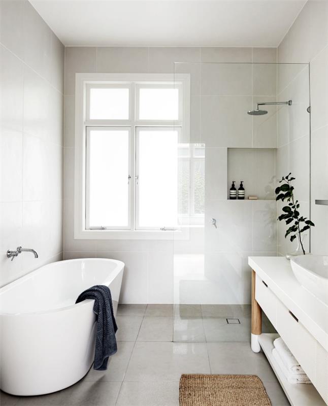 vit badrumsinredning med trä och vita möbler, hur man ordnar ett litet badrum med badkar och dusch
