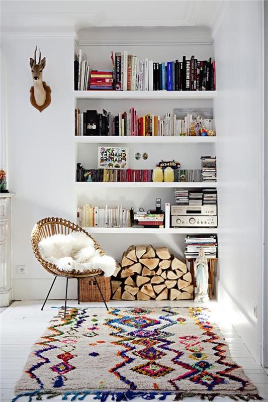 färgglad-modern-vardagsrum-matta-för-vardagsrummet-med-en-vackra-vägg-trä-bokhylla-med-massor av-böcker