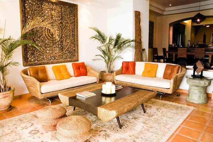 stort vardagsrum inrett med exotisk chic inredning, soffa och soffbord etnisk indisk stil
