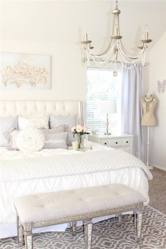 tonårs sovrum med bänk framför sängen och långa pastellblå gardiner, kristallkrona modell i barockstil