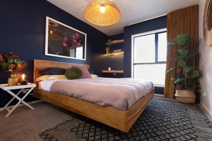 polnočná modrá výzdoba spálne s drevenými akcentmi, moderný dizajn spálne s tmavými stenami s dreveným nábytkom