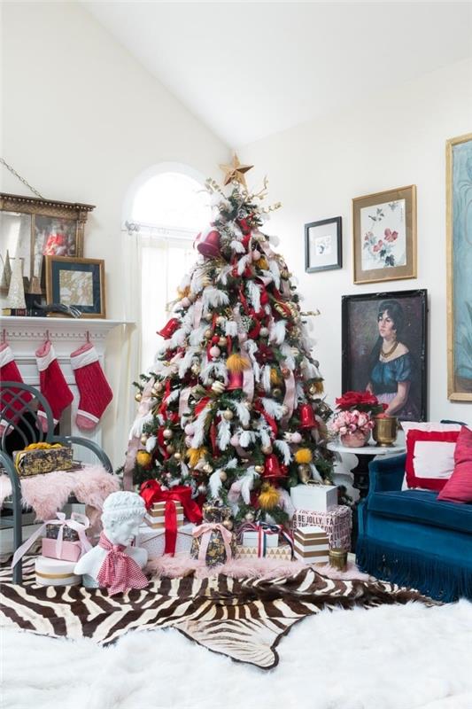 design vitt vardagsrum med katedralstak i retrostil med sammetmöbler och julgran dekorerad i rosa rött och guld