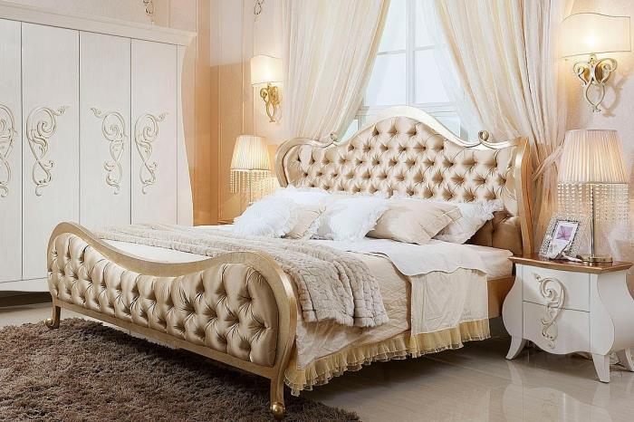 lyx och komfortatmosfär i det vuxna sovrummet med designergarderob med rullmönster och dubbelsäng med guldram