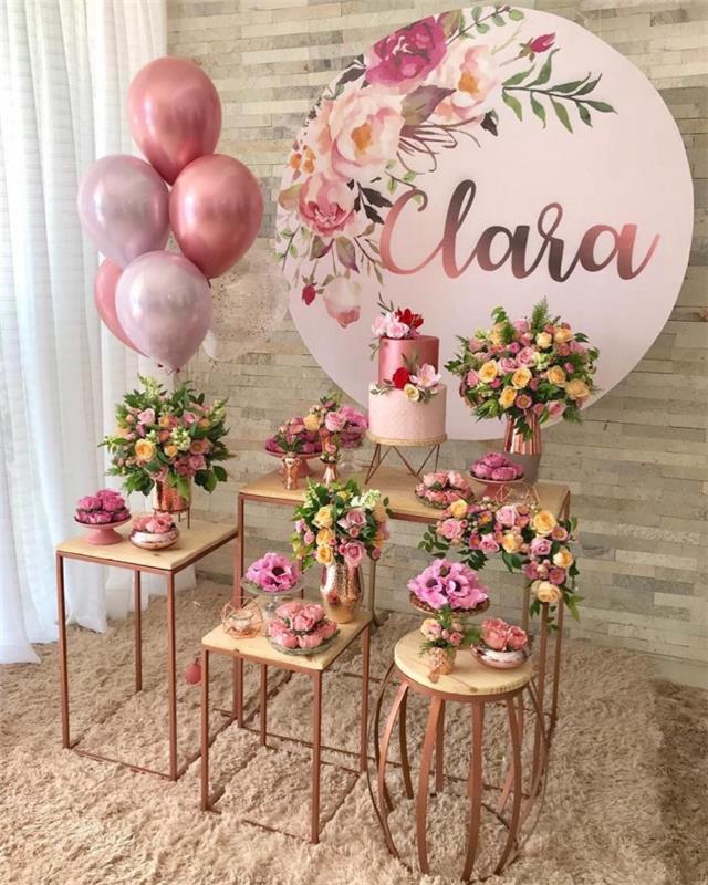 festligt hörn dekorerat i trä och roséguld med ballonger och buketter med färska blommor, 30 års jubileumsidé för kvinnor