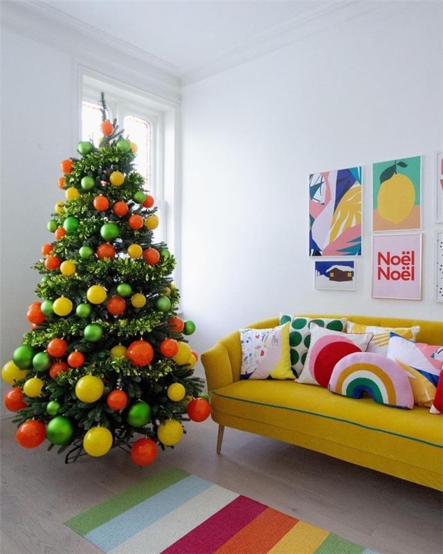 trendig inredning med gröna och orange färger, inredningsmöbler i ljusgul färg, original julgran med orange och gula bollar