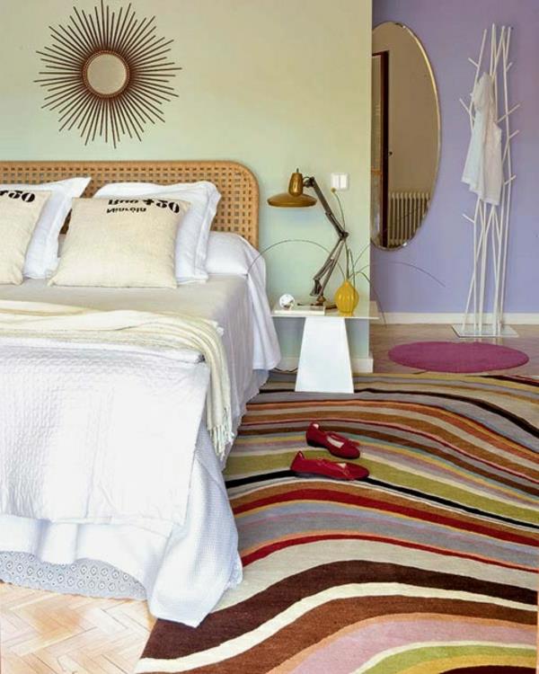 mångfärgad matta i sovrummet