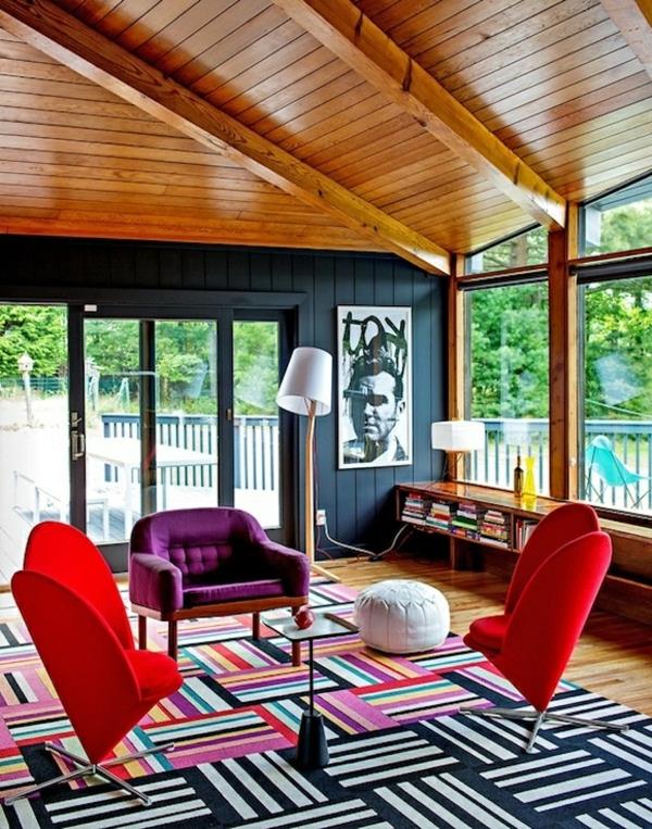 mångfärgade mattor och stolar i strålande färger