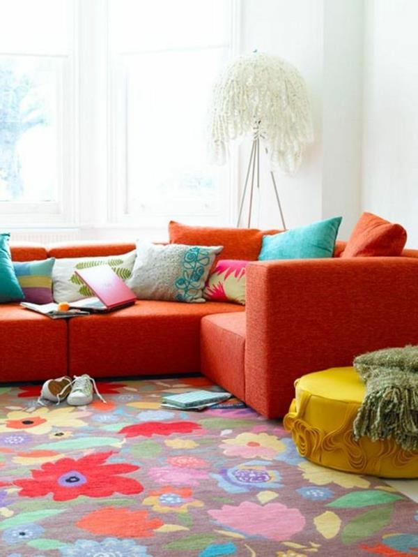 mångfärgad matta och röd soffa