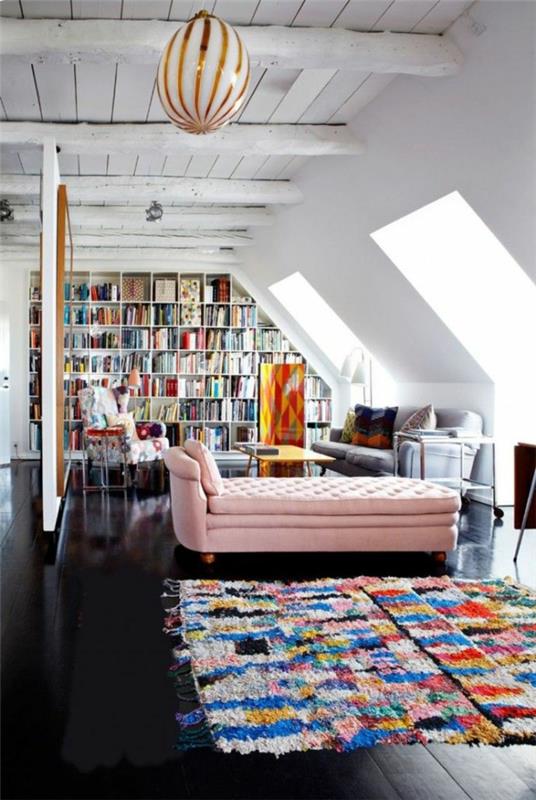 mångfärgad-interiör-matta-loft-och-rosa-soffa