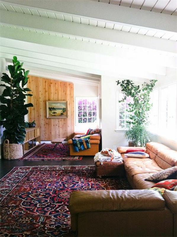 mångfärgad matta-trä-tak-vit-och-läder-soffa