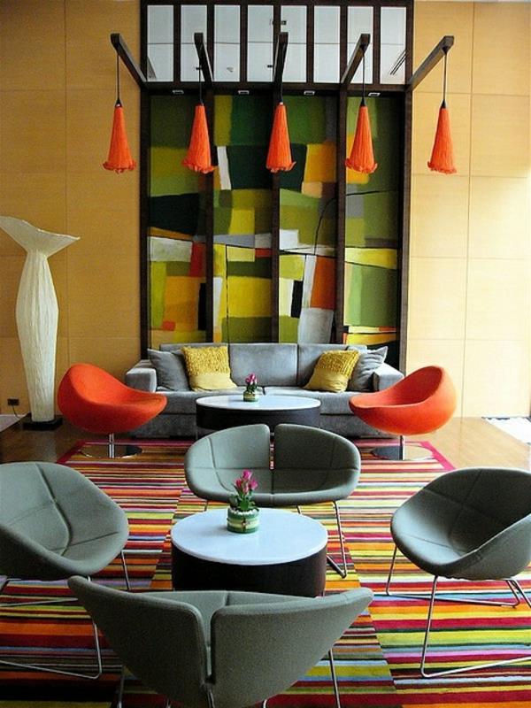 mångfärgad matta-randig-matta-moderna-stolar-och-vägg-dekoration