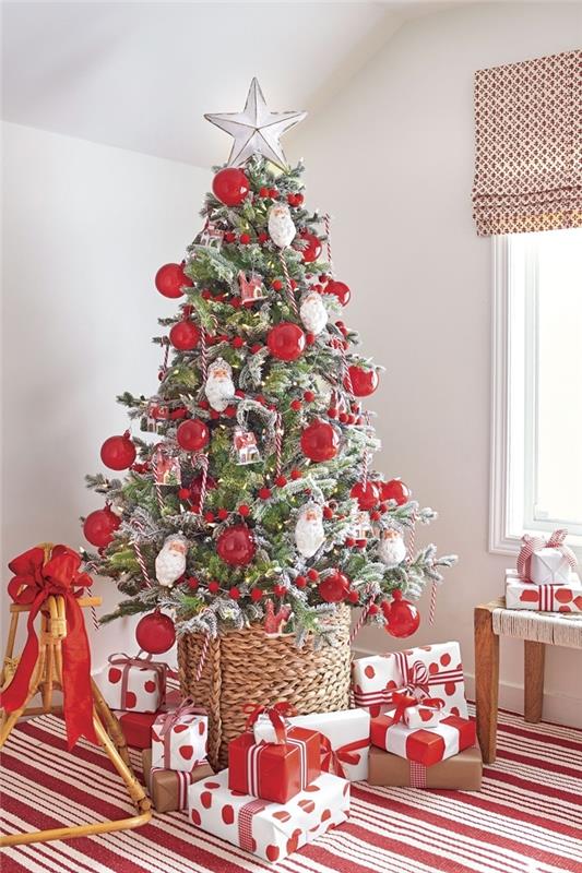 červený a biely vianočný koberec pruhované vzory dekorácia vianočného stromčeka strieborná hviezda drevené lavice okenné rolety