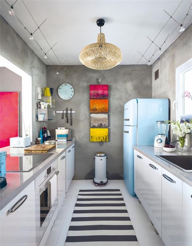 paralelná kuchynská fotografia, moderný kuchynský model so sivými stenami a bielym stropom s farebnými akcentmi