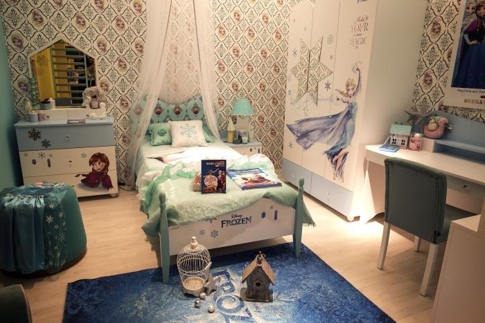spálňa kráľovnej snehu, rozloženie detskej izby s tapetovými stenami Elsa, malá posteľ s baldachýnom Frozen