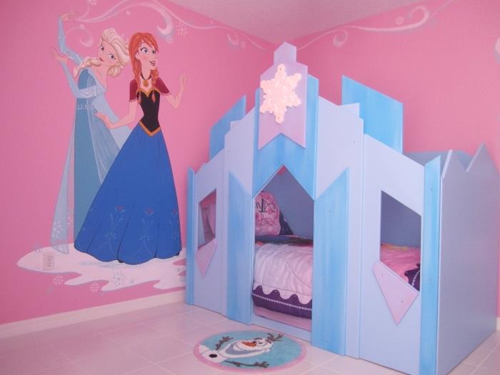 dievčenská izba s ružovými stenami a samolepkami Anny a Elsy, detská posteľ v tvare mrazeného kráľovstva, prikrývka zo snehovej kráľovnej