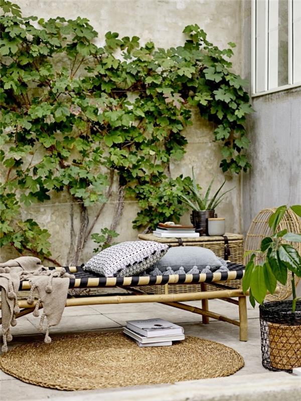 bohémsky elegantný dekor na záhrade s dreveným nábytkom a doplnkami v neutrálnych farbách, nápad na úpravu záhrady