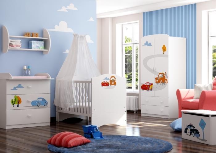 príklad chlapčenskej spálne so svetlo modrými stenami s dizajnom bieleho mraku a tmavou laminátovou drevenou podlahou