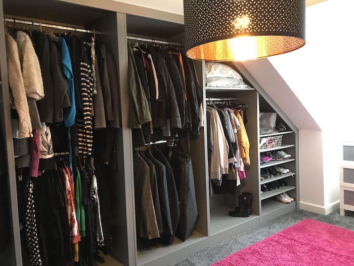 Modulär walk-in garderob cool vinkel design idé original foto rosa matta utrymme under sluttning