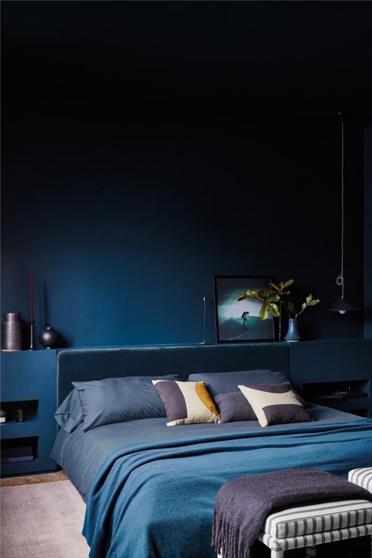 aký farebný lak spálňa 2019 trend, súčasný interiérový dizajn v tmavo modrej spálni s tmavofialovými akcentmi