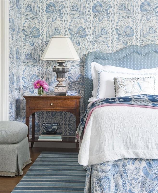 Nápad na tapetu do spálne pre dospelých, biela a modrá nástenná tapiséria, biela a modrá posteľná bielizeň, prímorská výzdoba, drevený nočný stolík, vintage nočná lampa