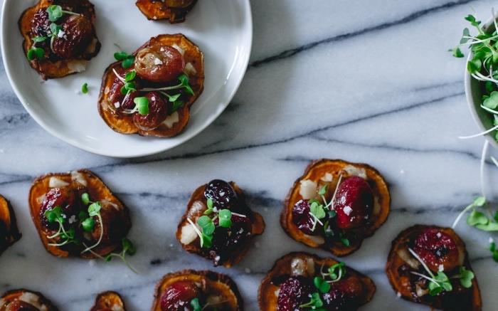 predjedlá vegetariánska večera, aperitív, sladké zemiaky ozdobené pečeným hroznom, karamelizovanou cibuľkou a syrom s pikantným jalapenom