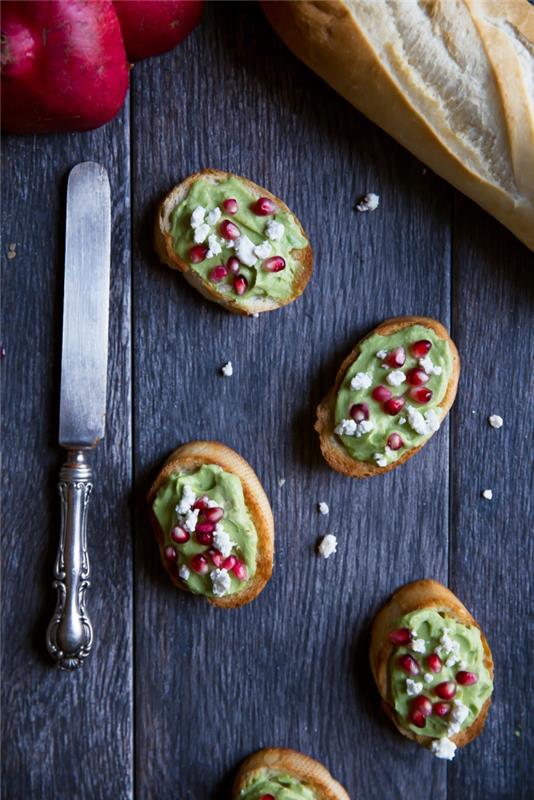 recept na studený aperitív s drveným avokádom, syrom a granátovým jablkom, lahodný toast na večeru aperitív s priateľmi