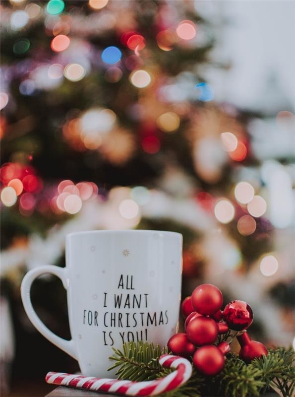 rött och vitt julgransmönster med ljus krans, kokande jul tapeter med god julmugg