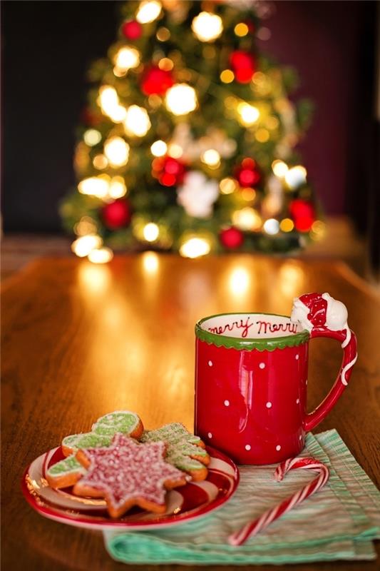 bild av traditionell julgran dekorerad i vitt och rött med ljus krans, mysig jul tapet