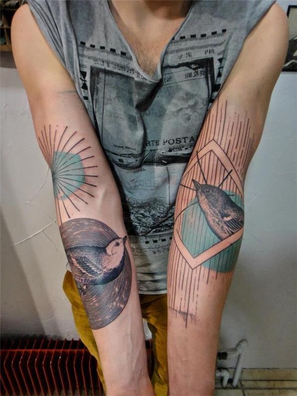 originálne tetovanie predstavujúce geometrický tvar spojený s motívom vtáčieho zvieraťa
