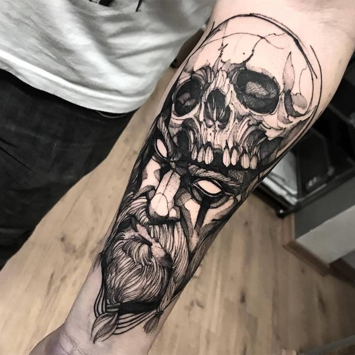 Idee tatuaggi uomo e un disegno con teschio sulla testa di un vichingo