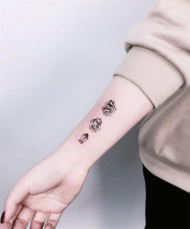 liten minimalistisk tatuering av tre rosor i olika storlekar, eleganta tatueringsdesigner för kvinnor
