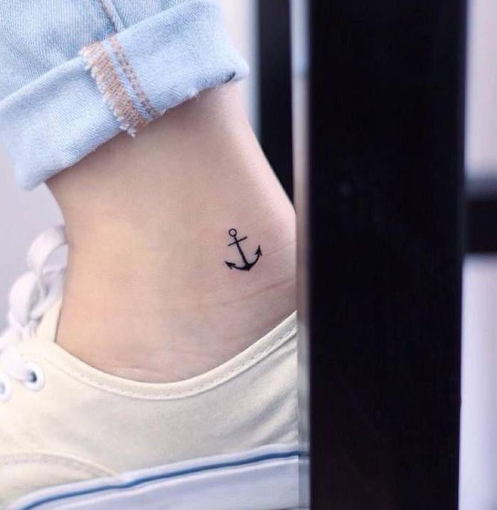 Mini námornícky kotvový nápad na tetovanie členka na ženskej nohe