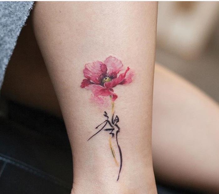 tatuering vallmo tatuering ros akvarell stil japansk blommasymbol på fotleden