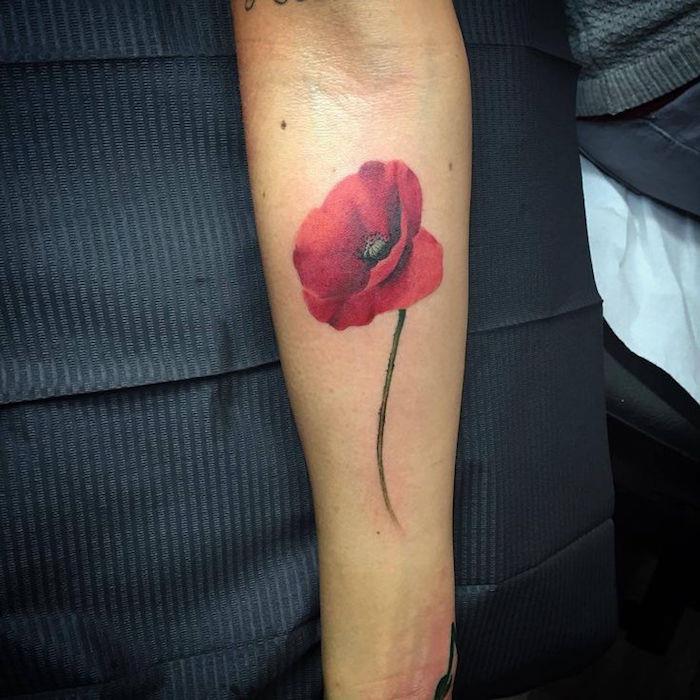 körsbärsblom tatuering blommor röd vallmo tatuering på armen