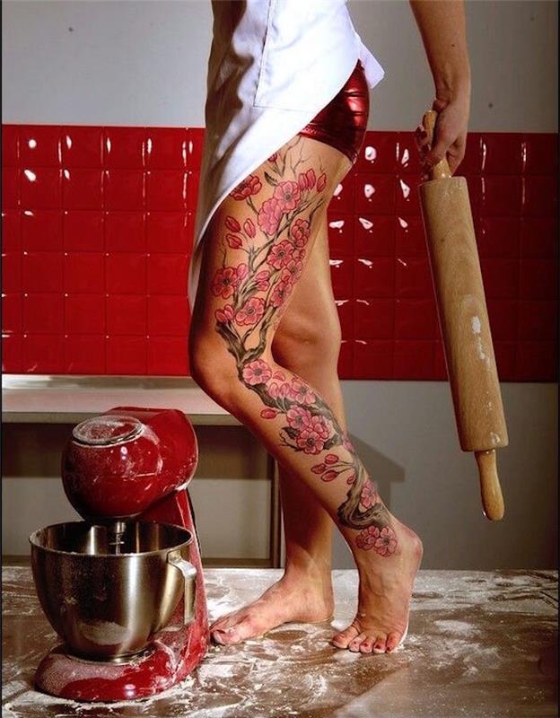 tetovanie stehna tetovanie stehien tatoo noha žena čerešňa