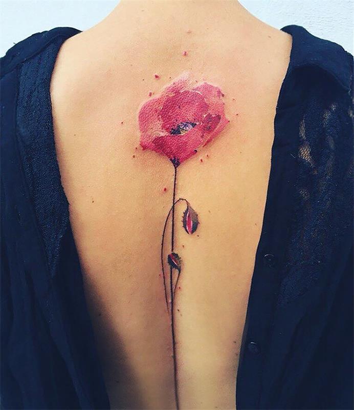 stor rosa vallmo tatuering på kvinnlig rygg, akvarell vallmo tatuering