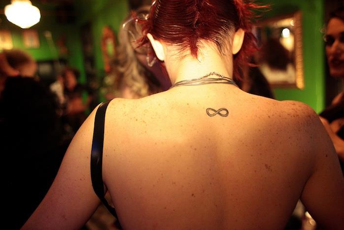 oändlighet tecken tatuering på baksidan av halsen kvinna symbol evighet diskret hals