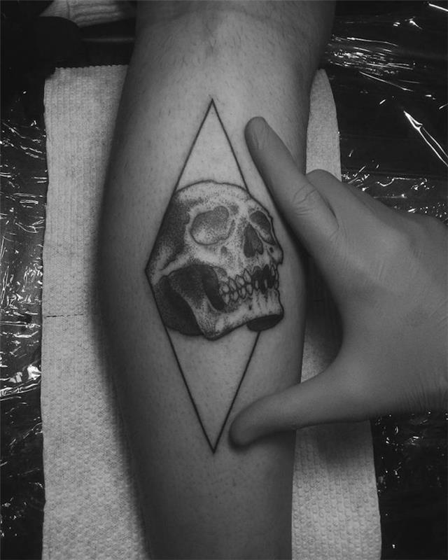 Trojuholníkové tetovanie na lýtka pre mužov
