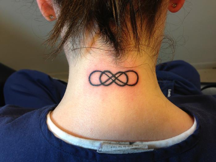 dvojité nekonečno tetovanie na zadnej strane krku