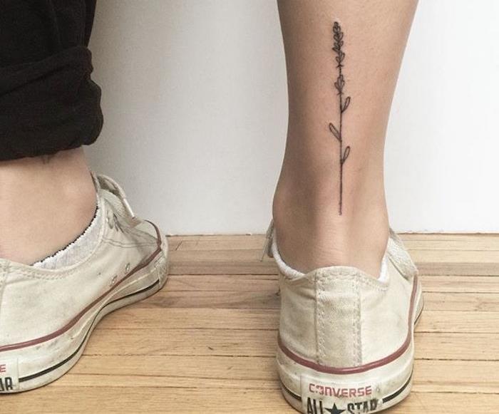 Nápad s kvetinovým stonkom ako tetovanie na zadnej nohe členka