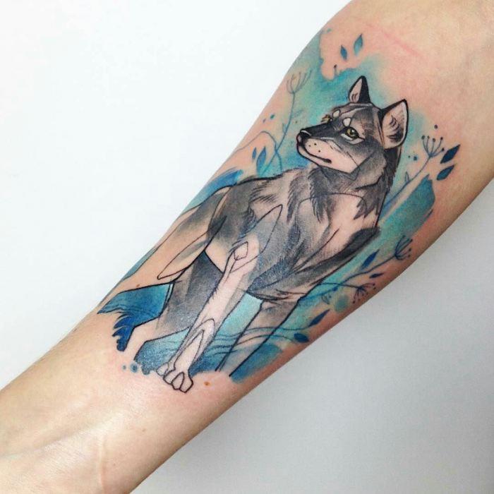 tetovačka, farebná kresba na koži, tetovanie so vzorom tela vlka a prírodná krajina