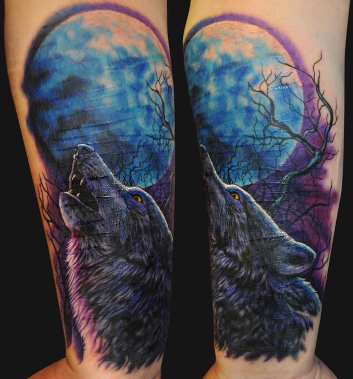 tetovanie na predlaktie, nočná krajina s vytiacou hlavou vlka a modrým mesiacom