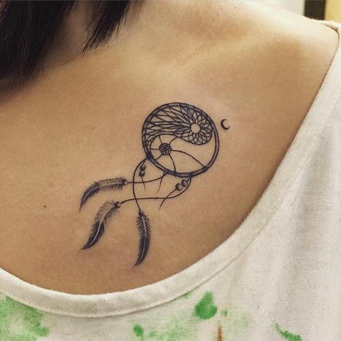 drömfångare bröstet tatuering, nät, intressant vävning, svarta fjädrar, idé hur man får en kvinna tatuering