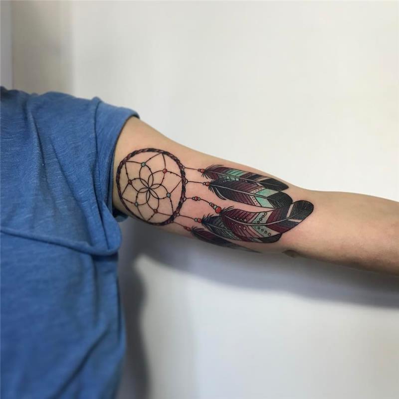 drömfångare tatuering idé underarm, färgglatt pärlnät, fjädrar i svart, grönt och rött, exempel på en man kvinna tatuering