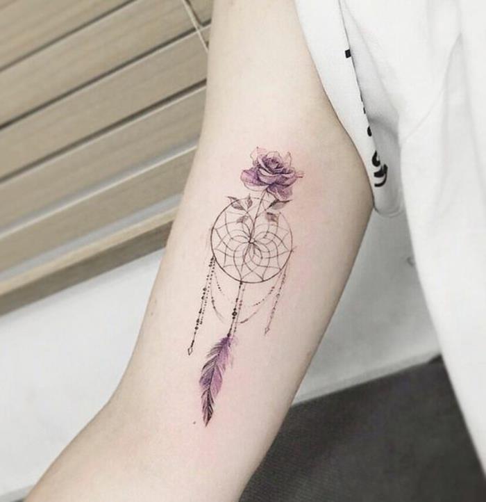 dreamcatcher tatuering underarm, svart nät, rosa fjäder- och rosritning, idé om feminin tatueringsdesign